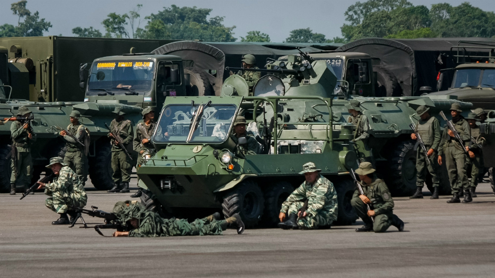 Venezuela inicia ejercicios militares al desplegar tropas en límites con Colombia