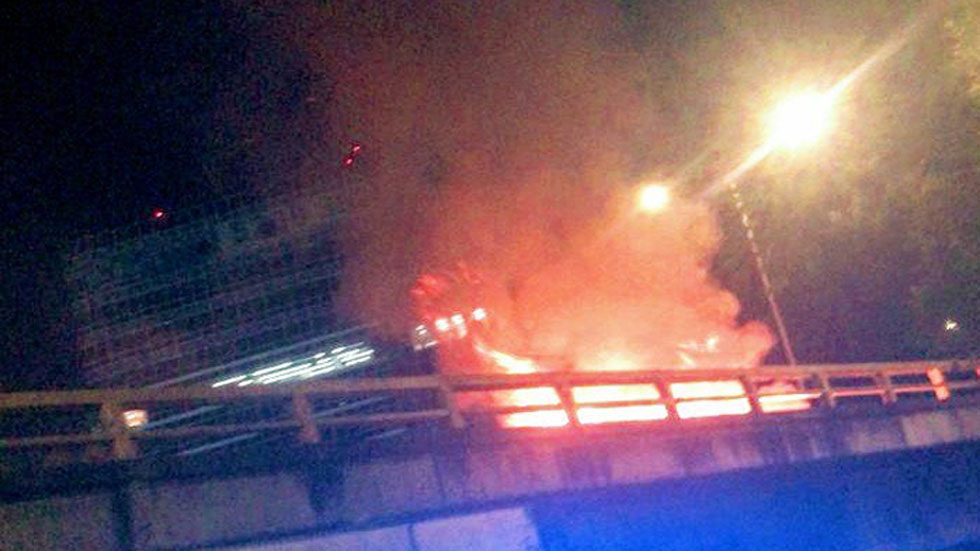 Auto se incendia tras carambola y conductor muere en Miguel Hidalgo - vento-incendiandose-sobre-rio-san-joaquin