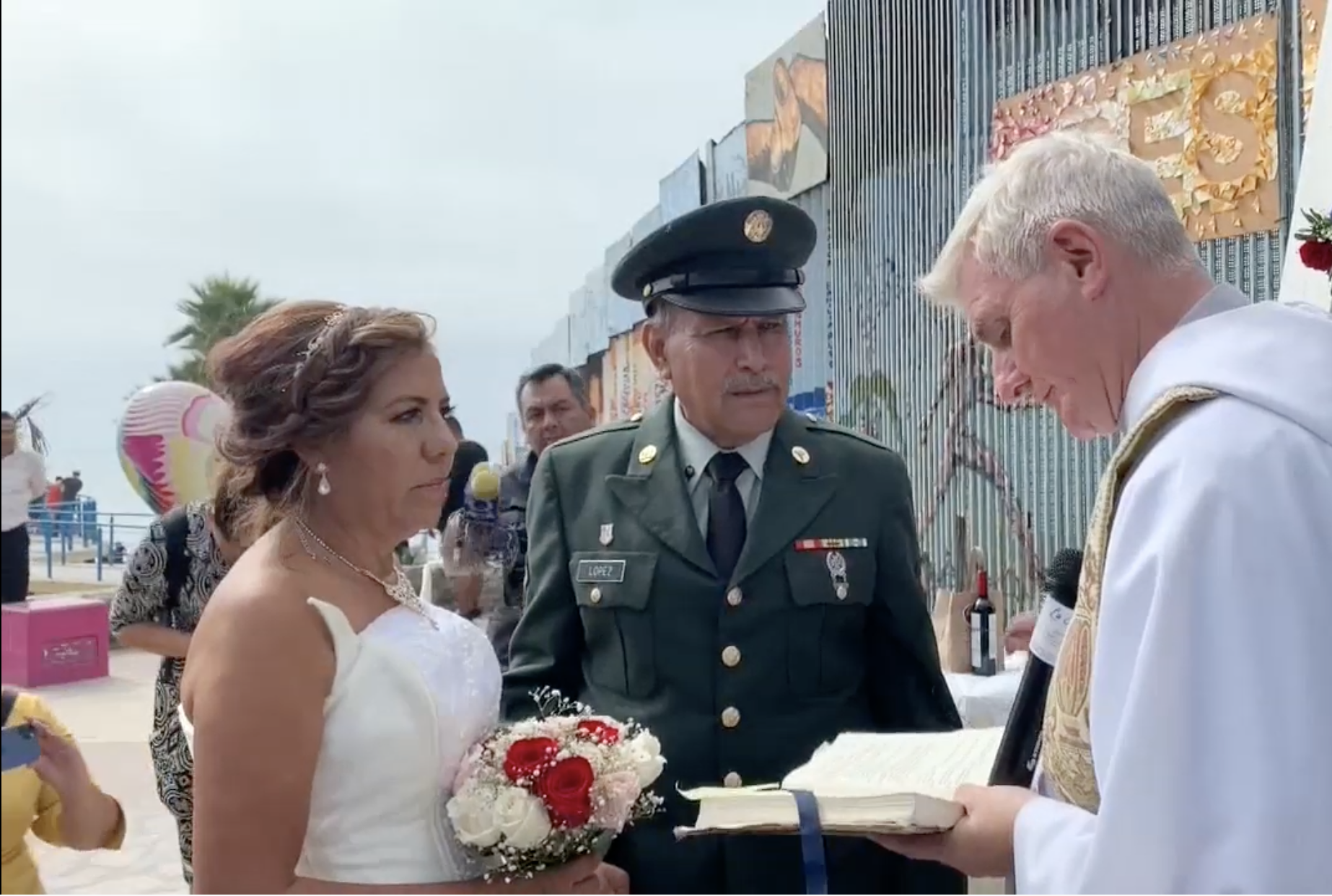 Veterano deportado del Ejército de EE.UU. se casa en ciudad mexicana de Tijuana