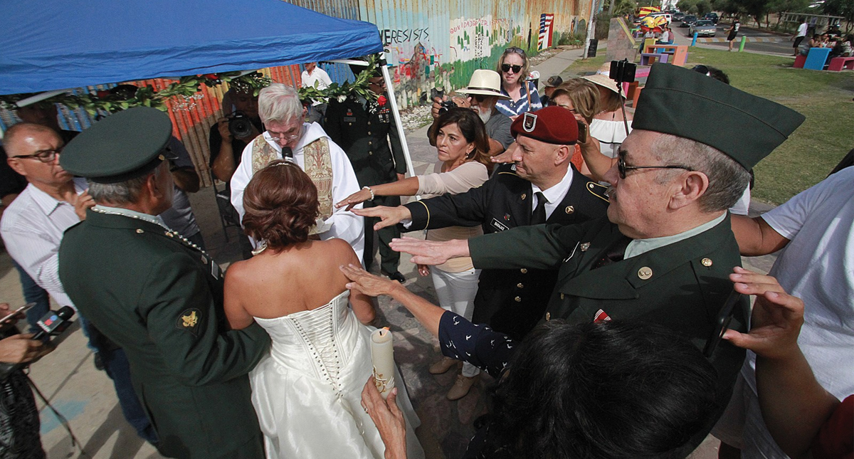 Veterano de guerra deportado a México se casa frente a muro fronterizo - veterano-que-se-caso-en-tijuana