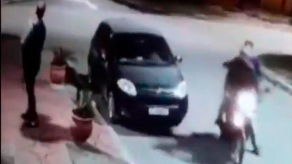 #Video Peatón se salva de asalto porque el ladrón es su amigo