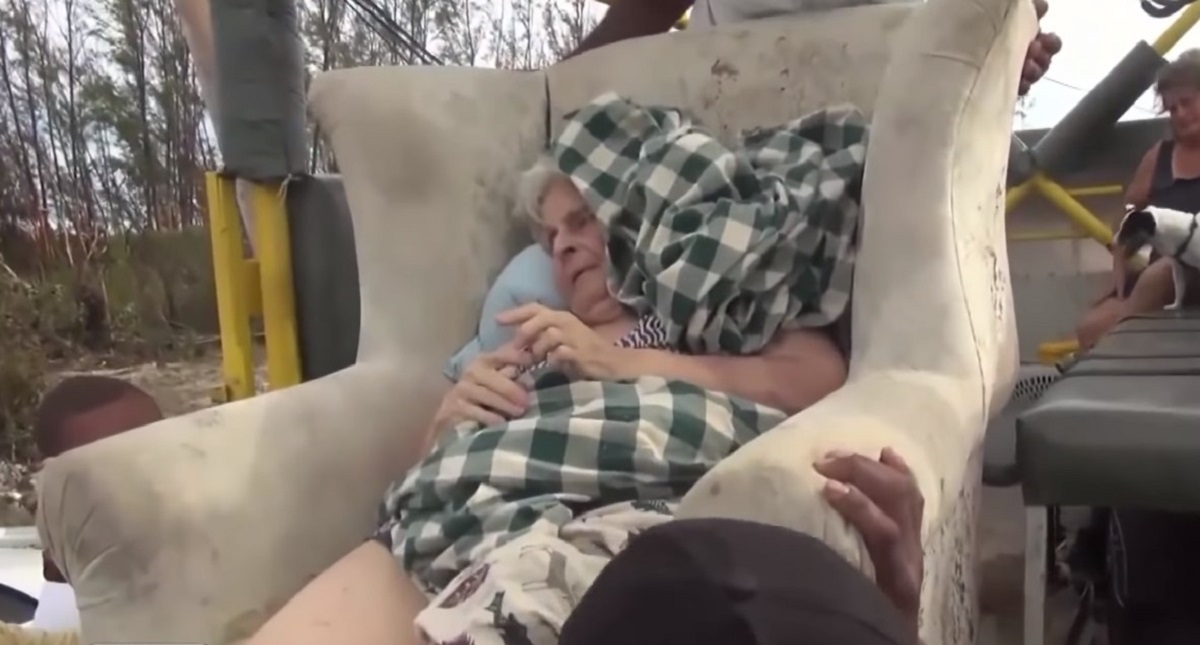 Mujer de 85 años sobrevive tres días flotando en sillón tras Dorian