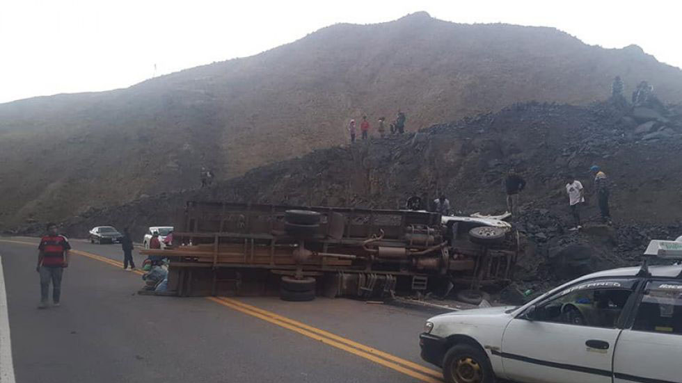 Volcadura de camión deja 18 muertos y 17 heridos en Bolivia