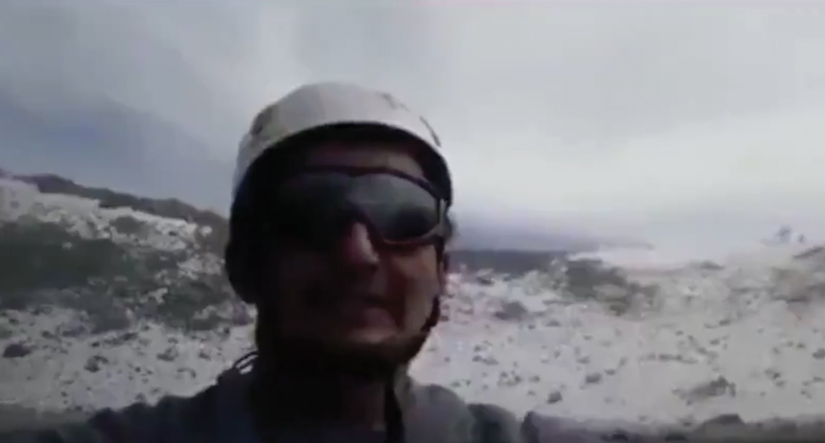 #Video Hombre asciende a cráter del volcán Popocatépetl