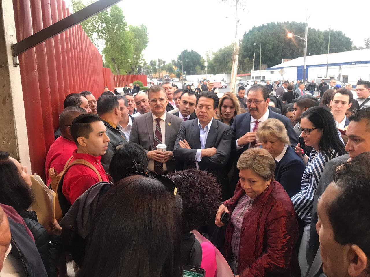 Manifestantes liberan una puerta de acceso en Cámara de Diputados