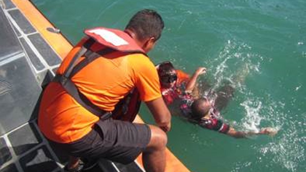 Marina rescata a tres pescadores en Guaymas, Sonora