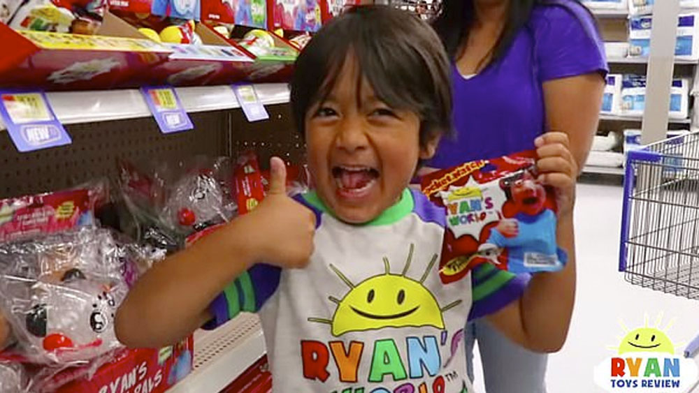 Investigan a padres de youtuber de siete años por no declarar patrocinios