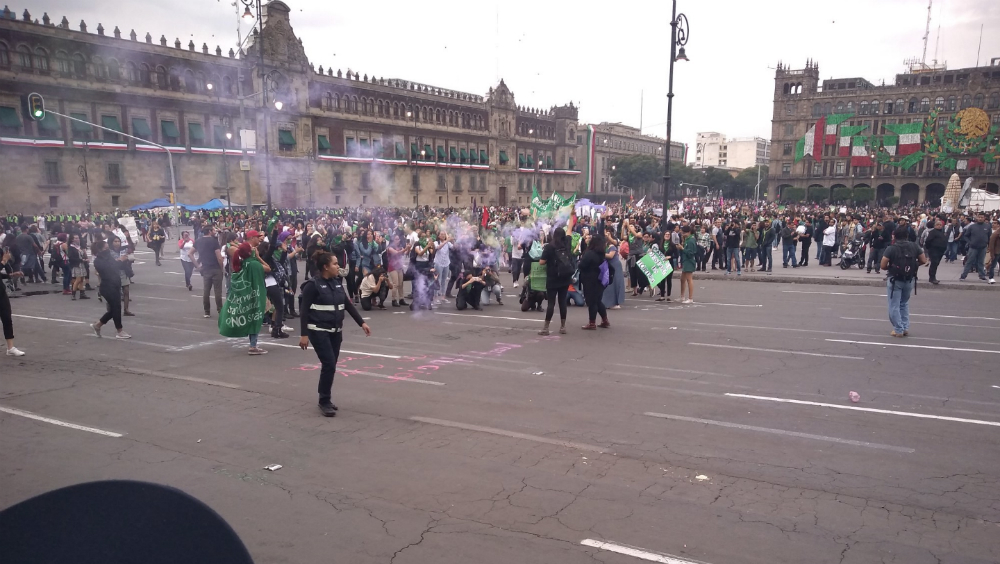 Se registran actos vandálicos en marcha pro aborto en la Ciudad de México
