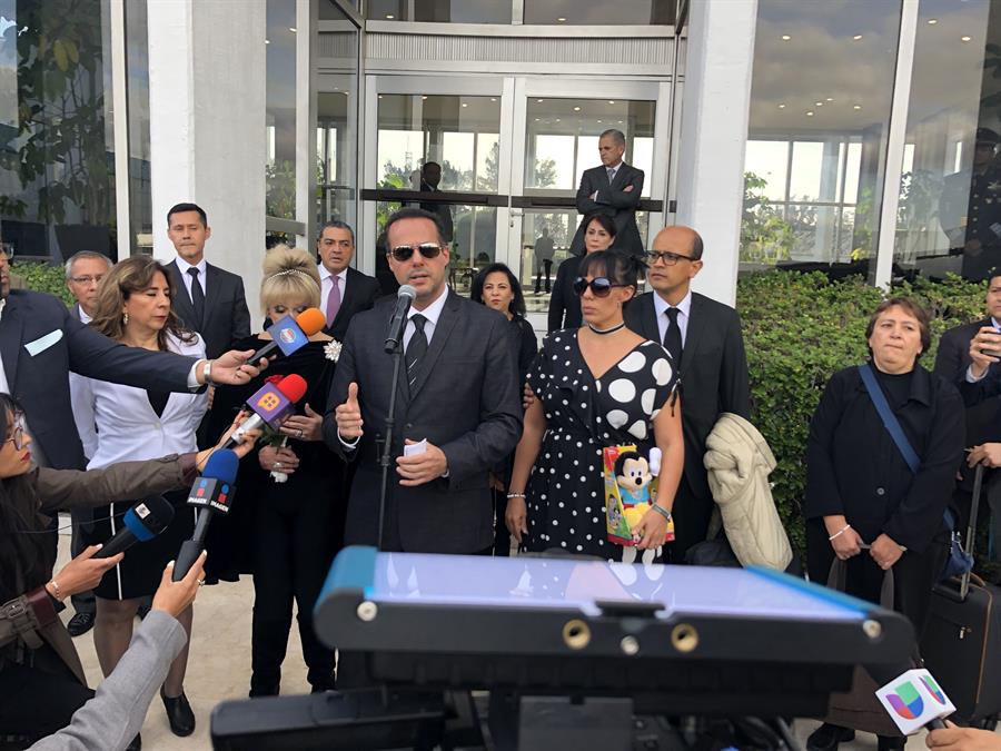 El viaje de las cenizas de José José a México - 56b593df508da9fe306983f0790b58a1d10534caw