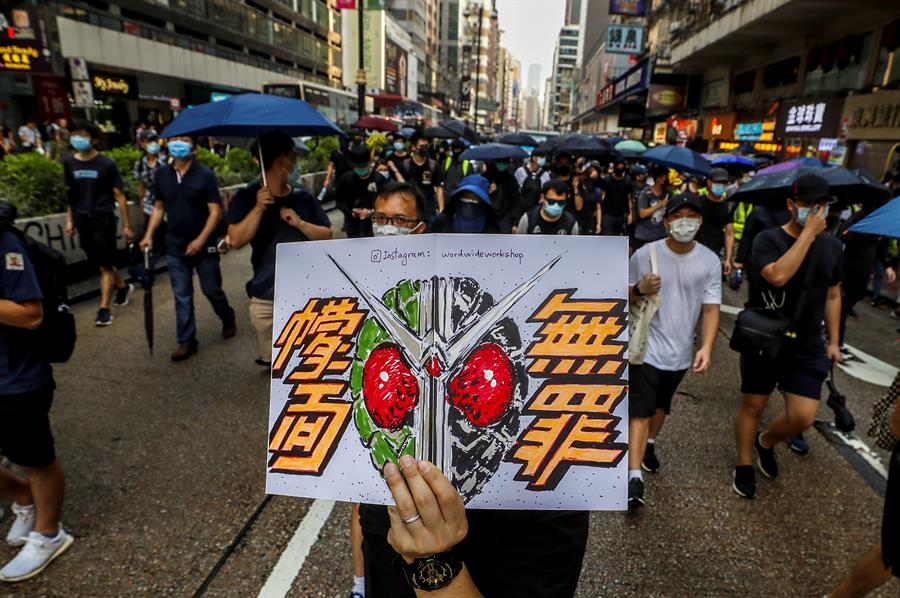 Jóvenes y ancianos realizan manifestaciones no autorizadas en Hong Kong - 5ec9a75a29e42d4d498271bf961103e98e0cdb8aw