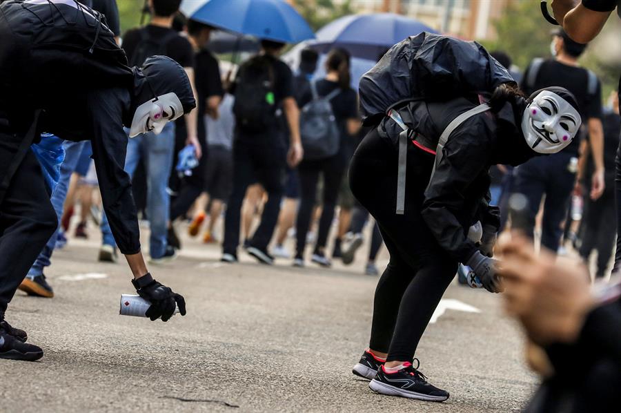 Jóvenes y ancianos realizan manifestaciones no autorizadas en Hong Kong - 903dd5f416dfee06b0fcd5cc82edb89288ea0e03w