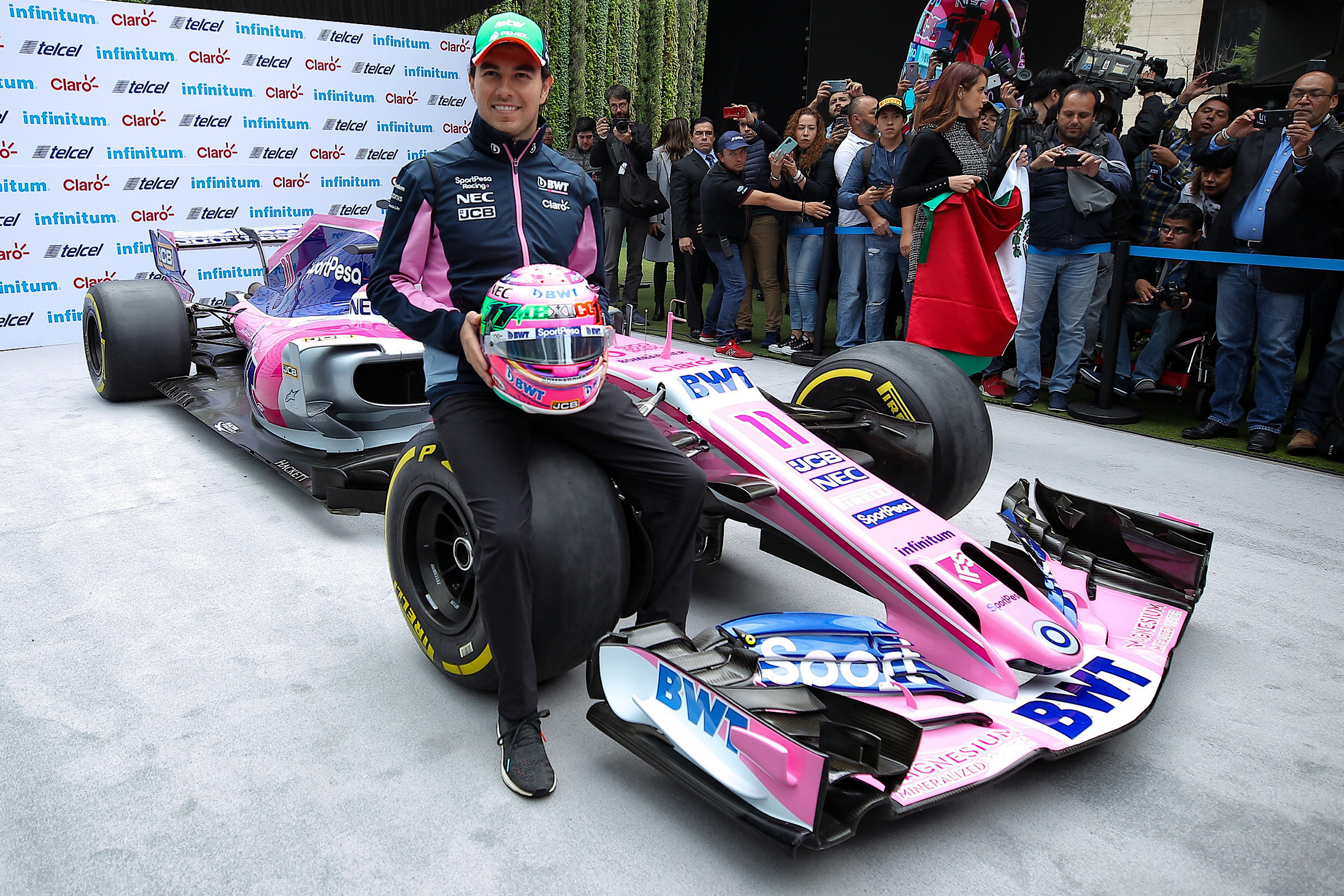 'Checo' Pérez luce dotes futbolísticos previo al Gran Premio de México - 91023015