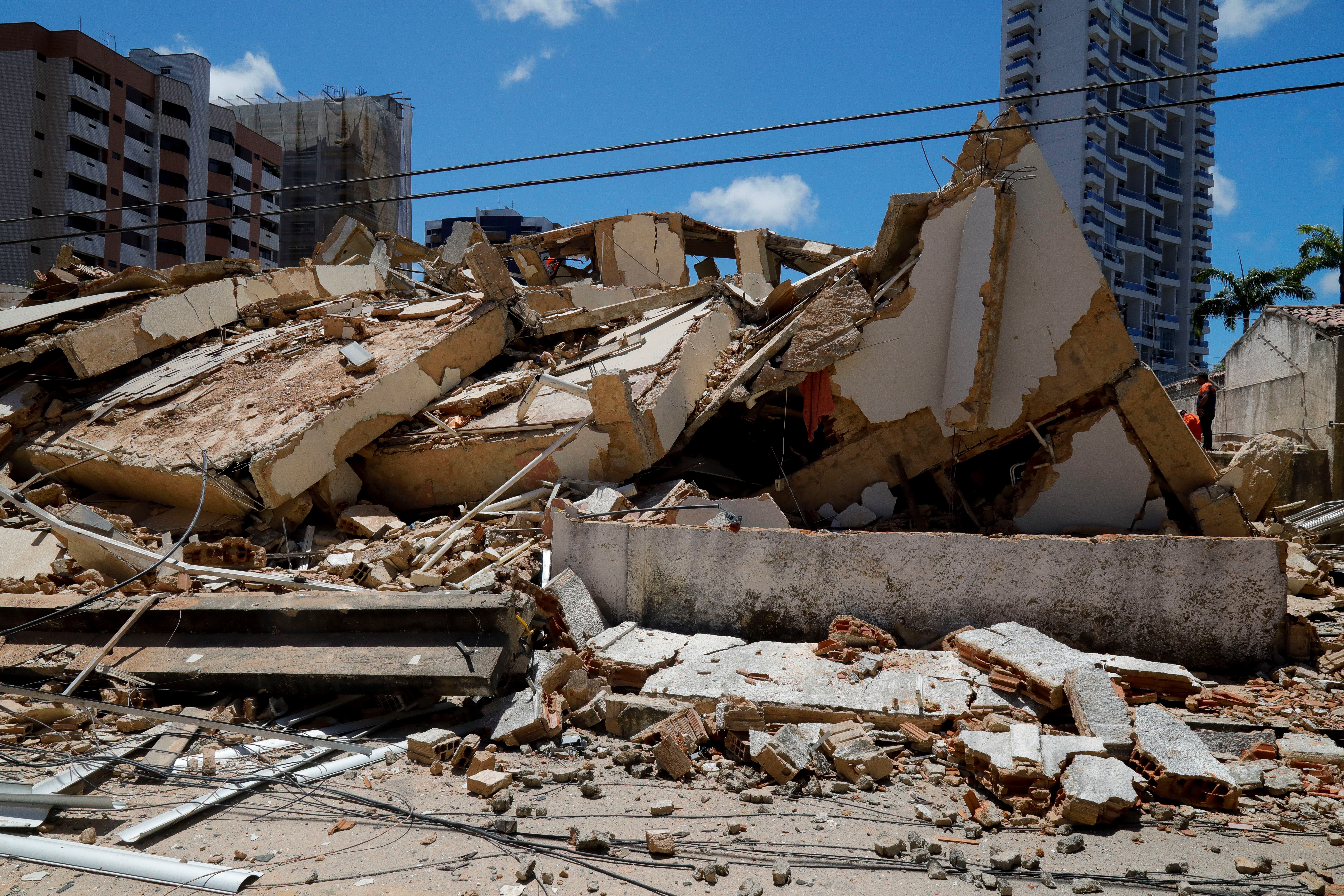 Derrumbe de edificio residencial deja una persona muerta y decenas desaparecidas en Brasil - a7f94f1b18ee7d9454c3e36db0ee499c35eadb79
