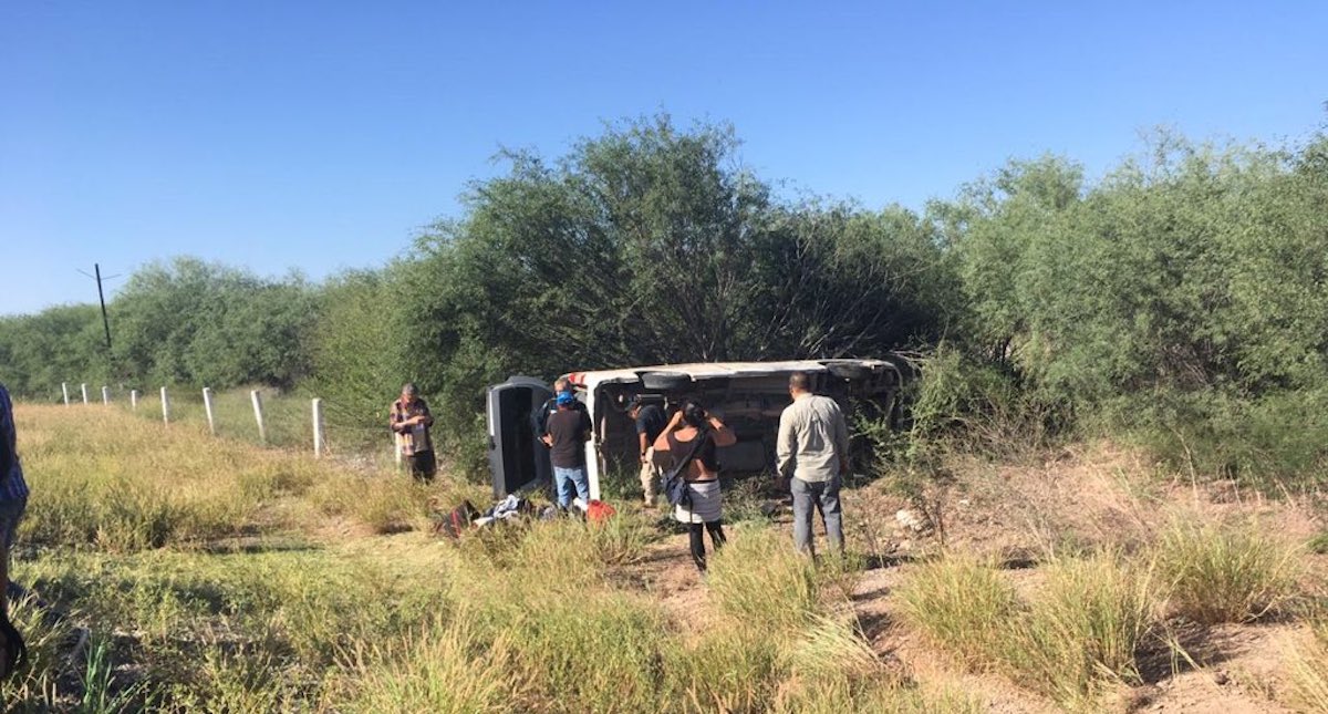 Dan de alta a reporteros heridos por volcadura en Sonora