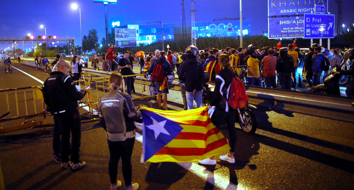 Miles de independentistas catalanes colapsan el aeropuerto de Barcelona