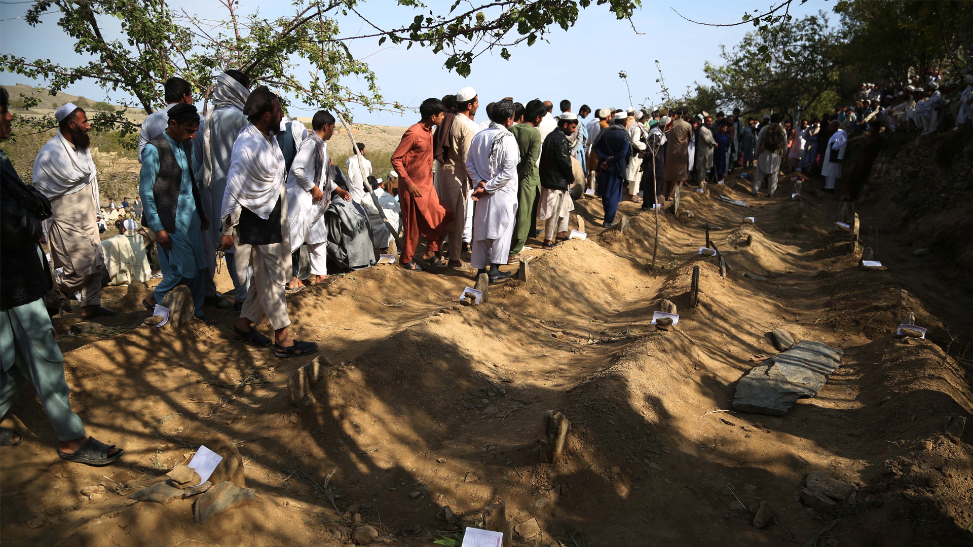 Funeral masivo tras ataque a una mezquita que dejó 65 muertos en Afganistán