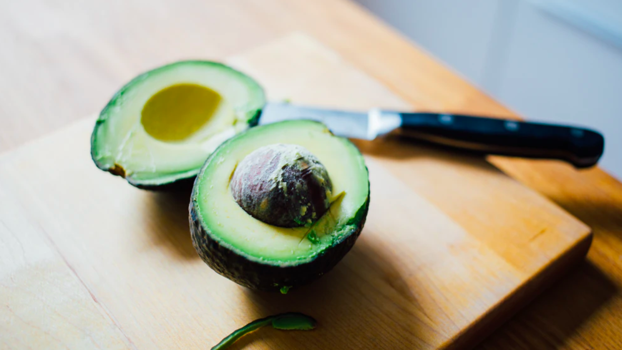 Insecticida que se usa en aguacates puede provocar Parkinson