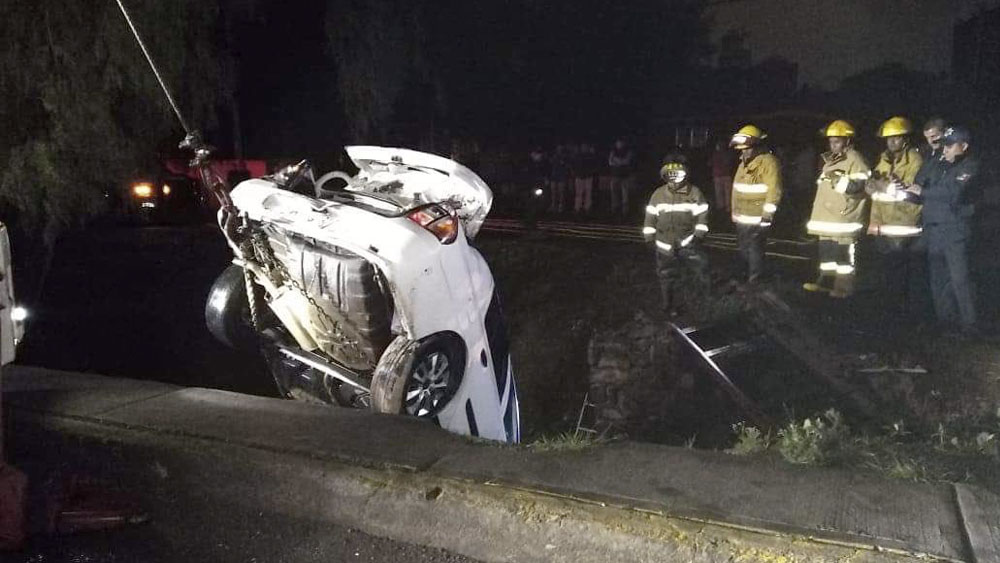 Muere pareja al caer auto a canal de aguas negras en Cuautitlán Izcalli