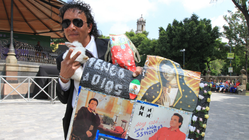 Seguidores de José José lo recuerdan en el karaoke de la Alameda Central