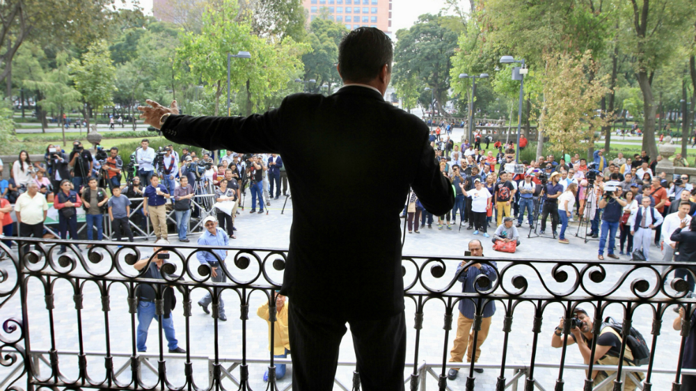 Seguidores de José José lo recuerdan en el karaoke de la Alameda Central