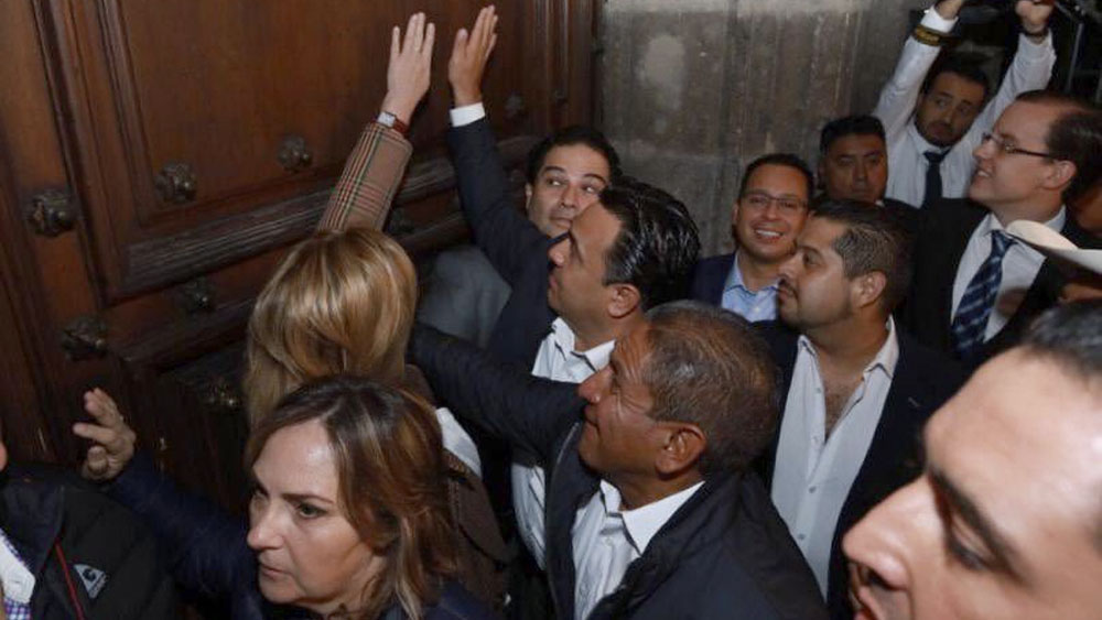 Protesta en Palacio Nacional, provocación de alcaldes del PAN: AMLO