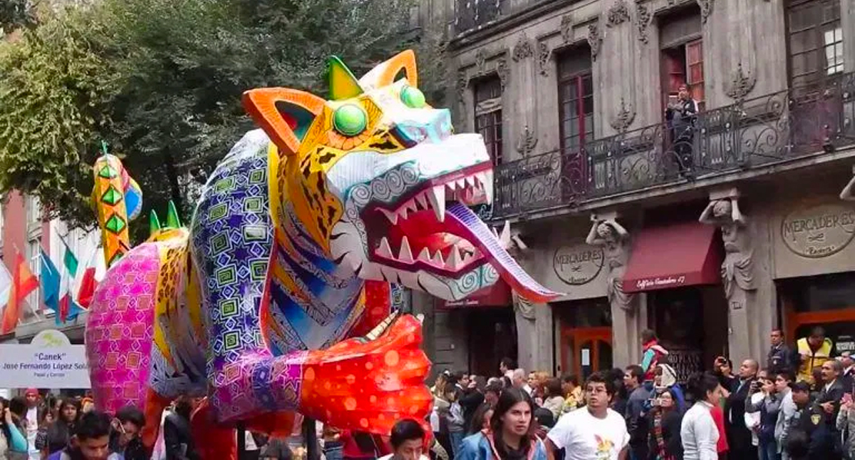 Cerrados accesos al Zócalo por preparativos de desfile de alebrijes