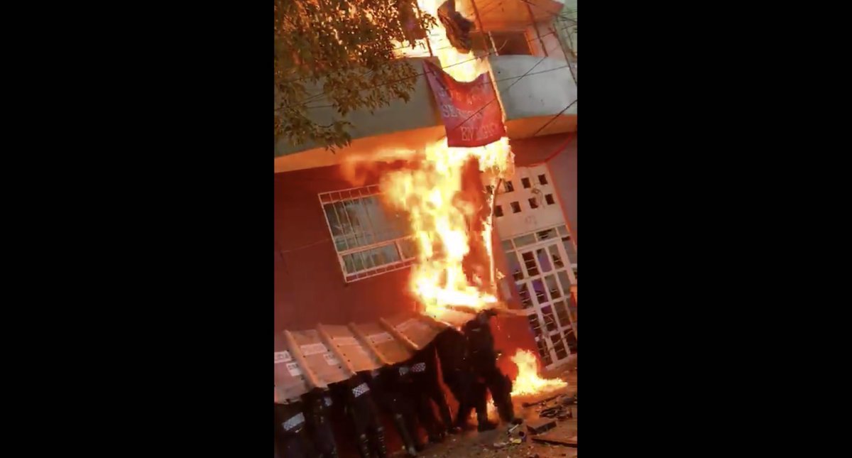 Lanzan agua hirviendo y prenden fuego a policías durante desalojo en Álvaro Obregón