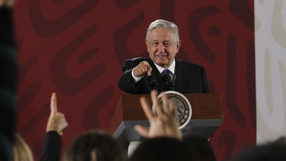 “Ríndanse, los tenemos rodeados”: López Obrador a corruptos