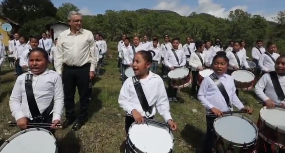 #Video Niños de Oaxaca cantan consignas a López Obrador