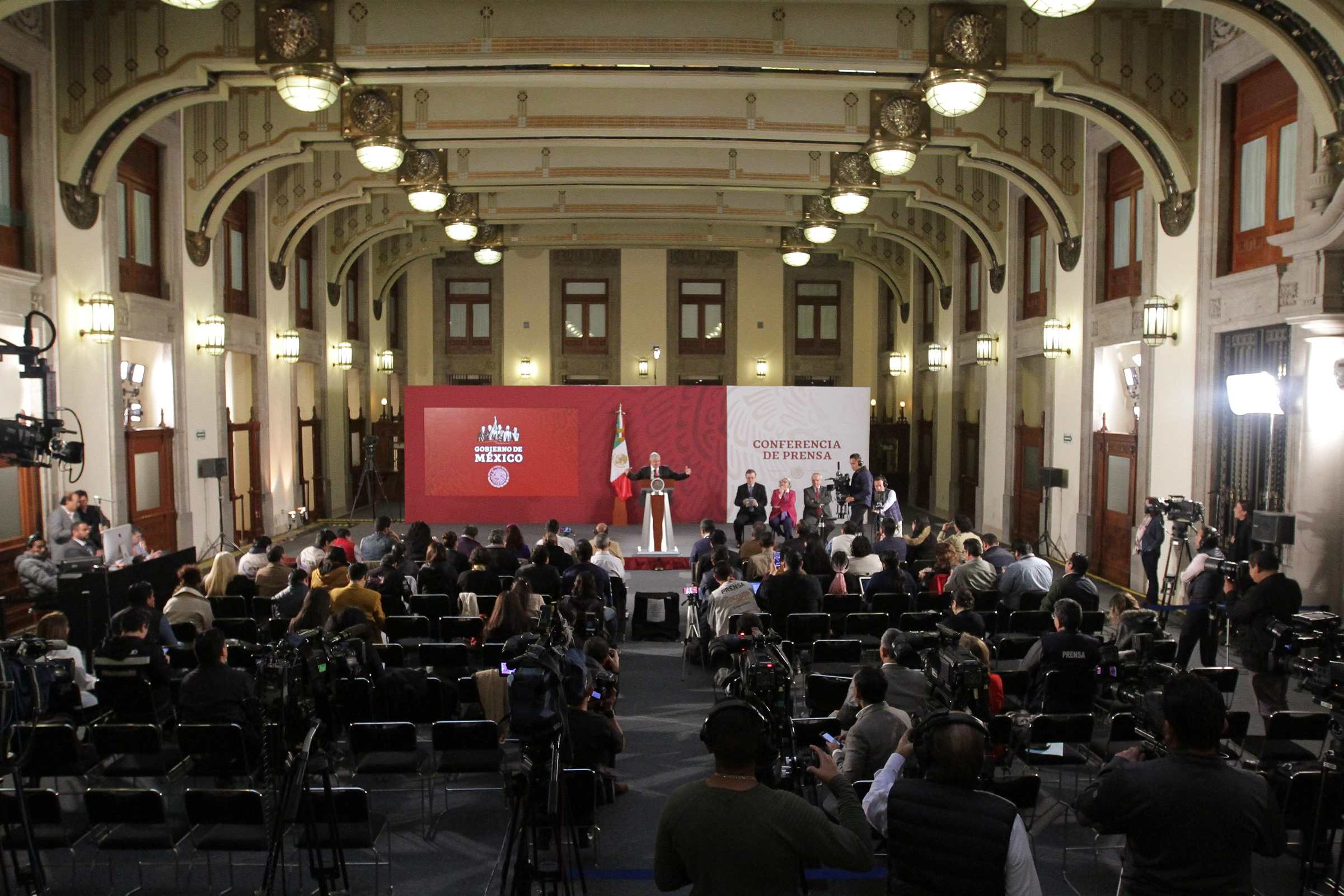 ‘Ya no es como antes, eh’, dice López Obrador a reporteros