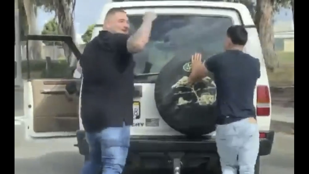 #Video Andy Ruiz auxilia a desconocido en EE.UU. a empujar su camioneta