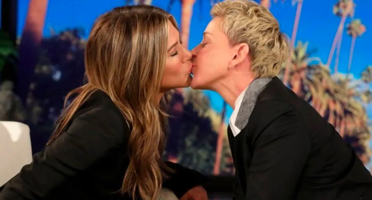 #Video Jennifer Aniston besa a Ellen DeGeneres en programa de televisión