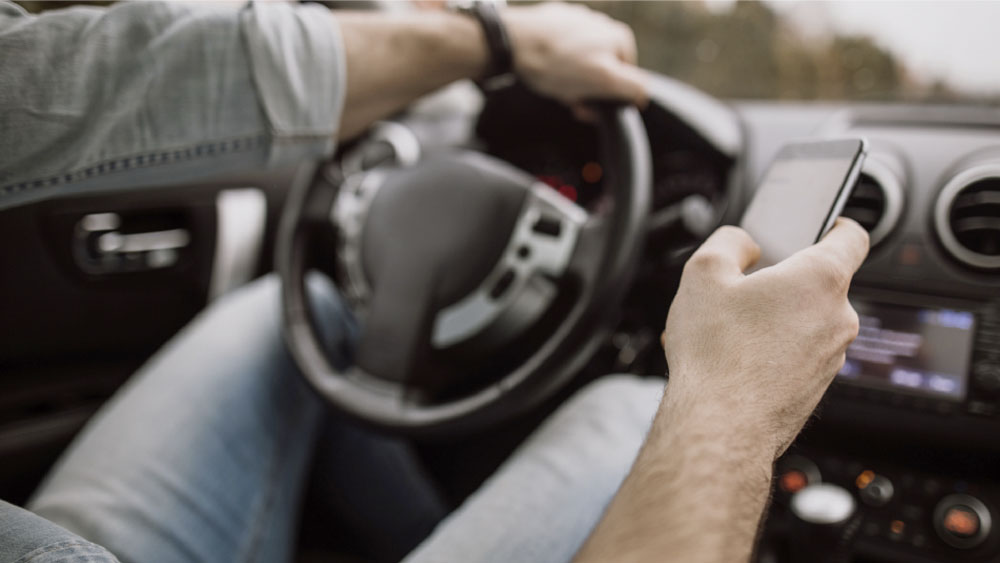 Jóvenes alcoholizados apuñalan y golpean a conductor de Uber en Chile
