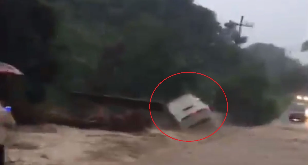 #Video Arroyo arrastra autobús de pasajeros en Michoacán