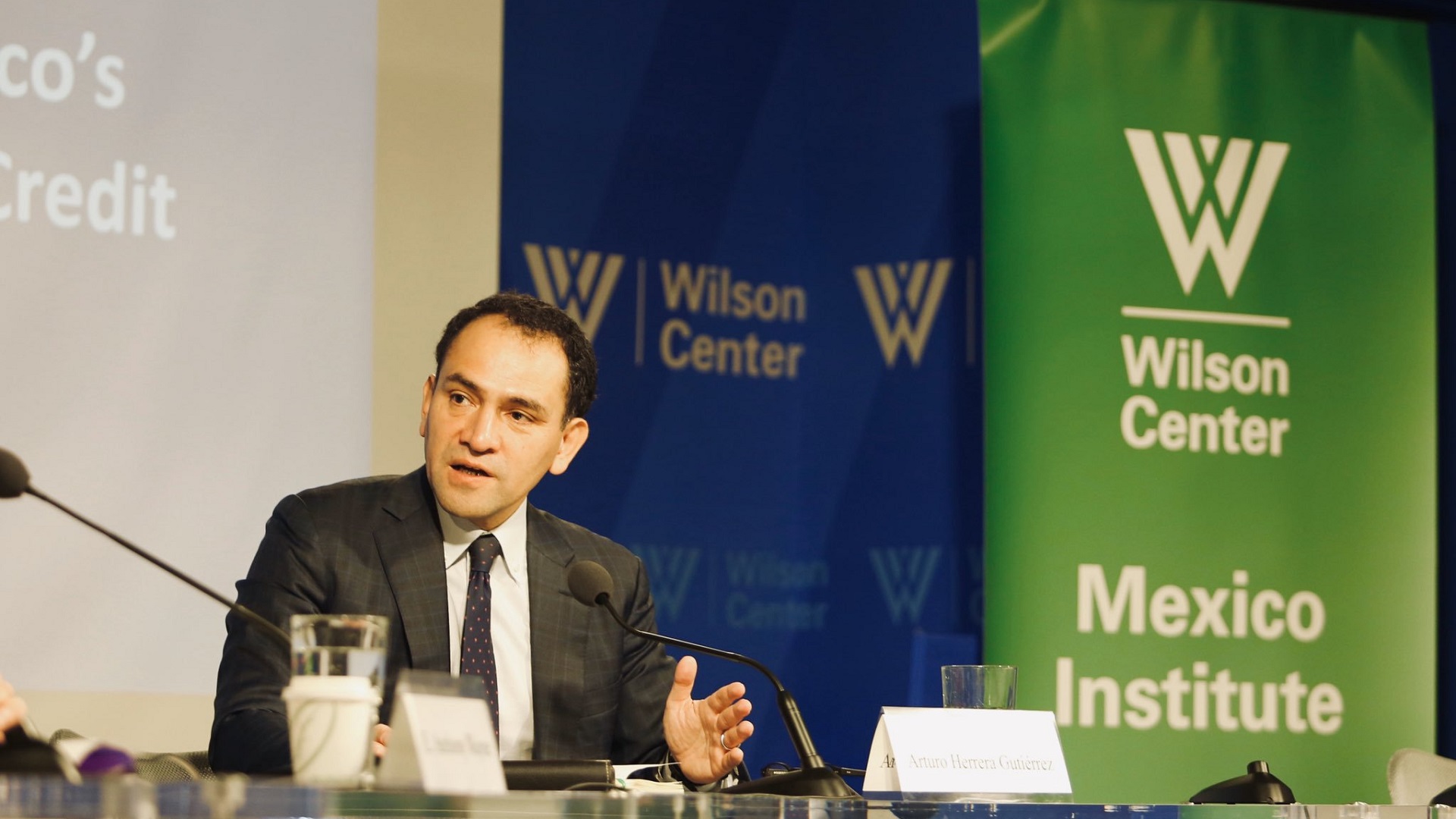 Desaceleración económica me mantiene despierto por las noches: Herrera