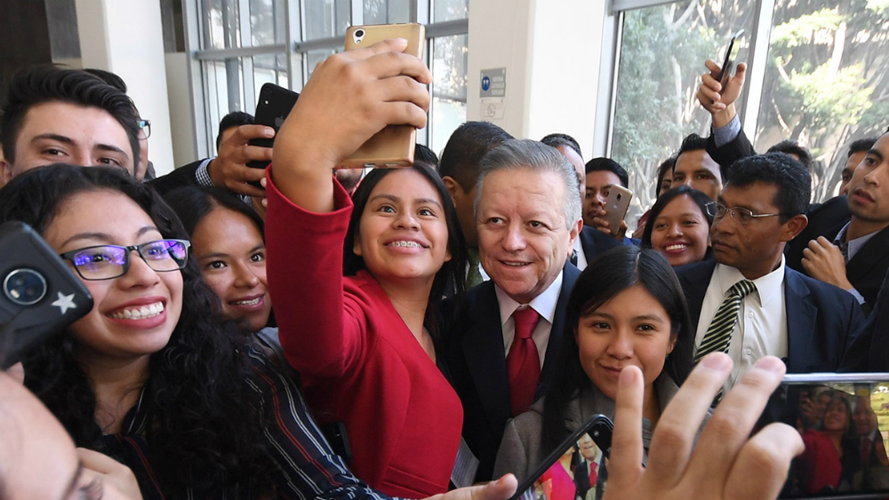 Insta Zaldívar a ministros y jueces a acercarse a la sociedad