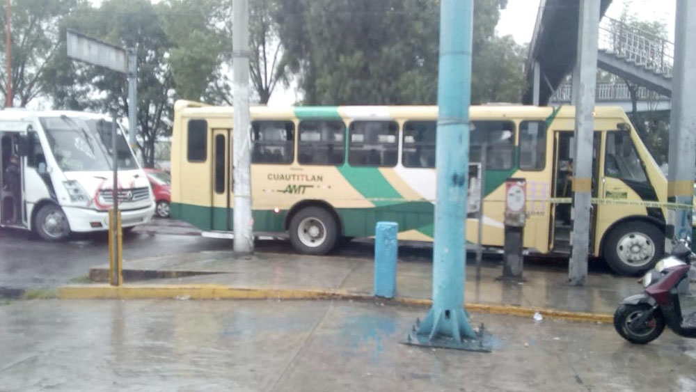 Pasajeros de camión forcejean y matan a asaltante en Tlalnepantla