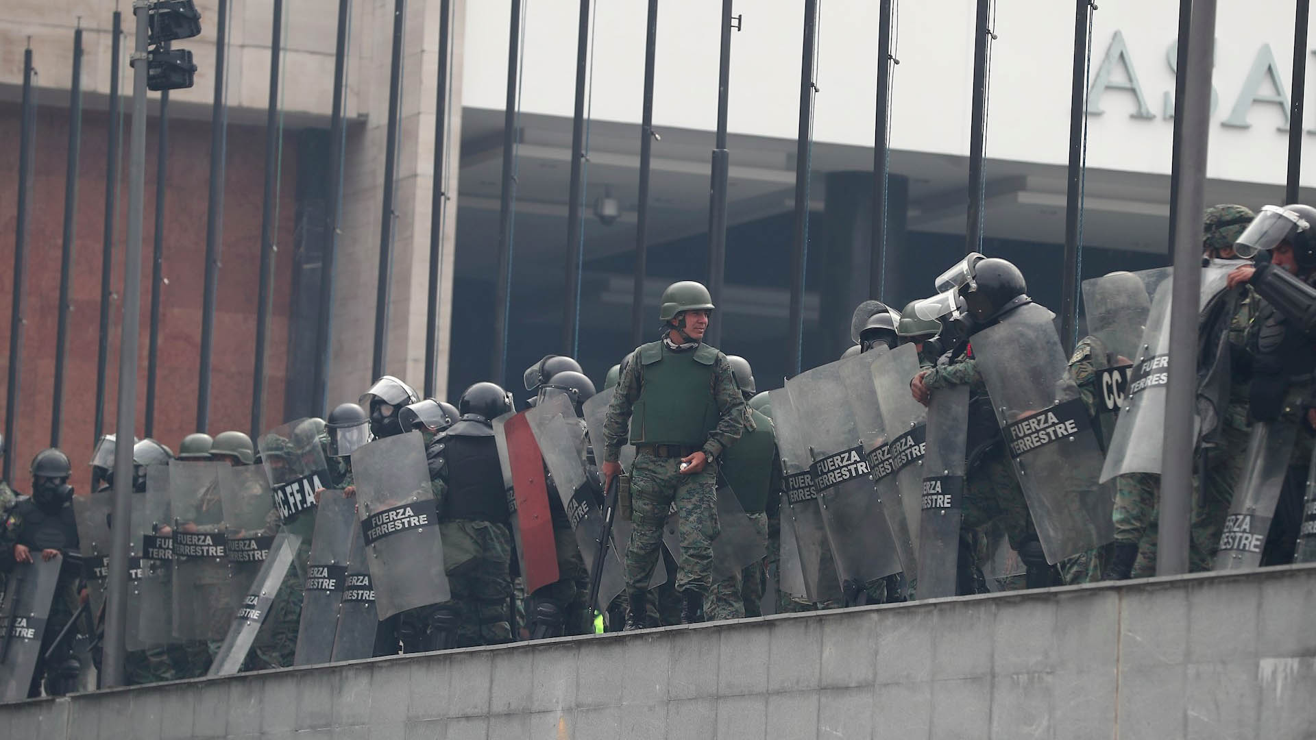 Fuerzas toman el control del Parlamento de Ecuador tras asalto indígena