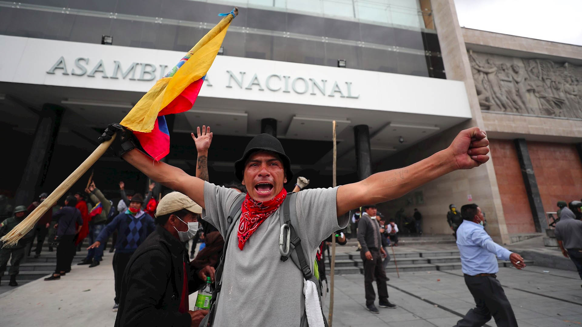 Indígenas toman el Parlamento de Ecuador en medio de tensión política