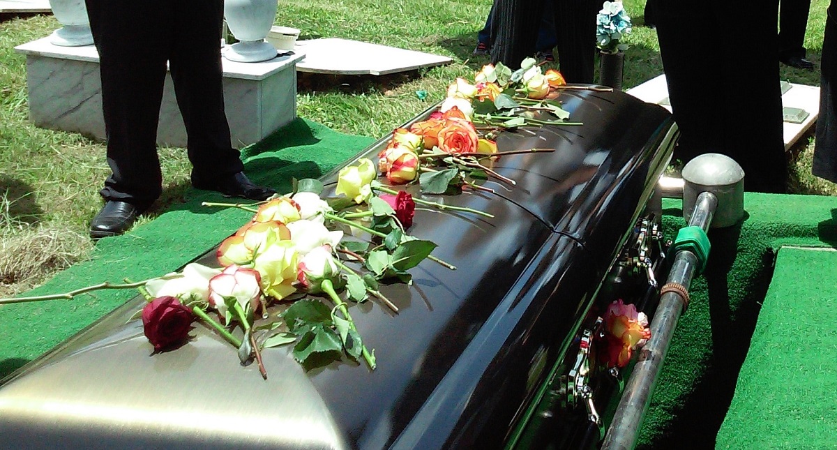 Descubren que mujer estaba viva al prepararla para su funeral