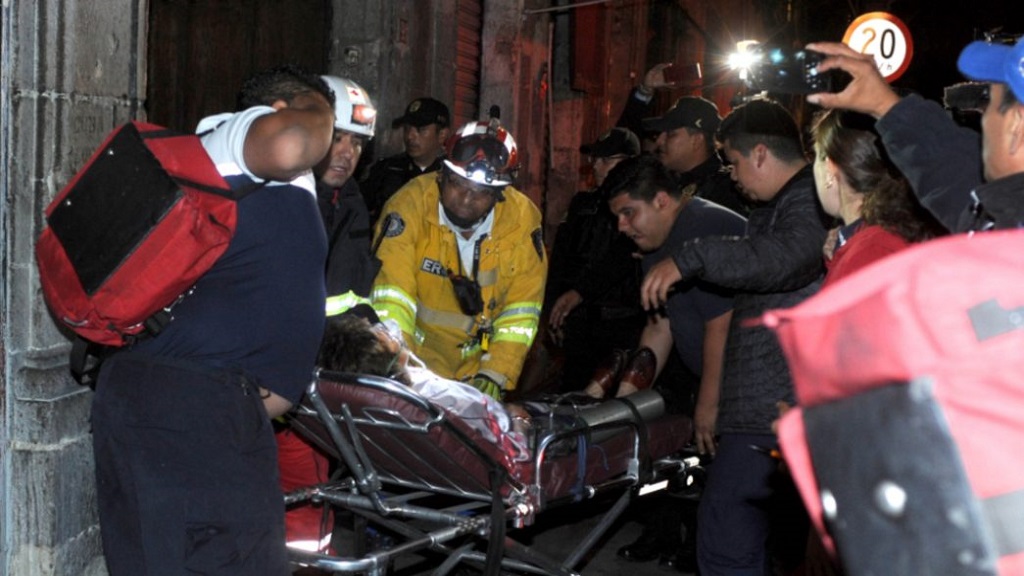 Rescatan a familia de edificio en llamas del Centro Histórico - atencion-de-familia-atrapada-en-el-incendio