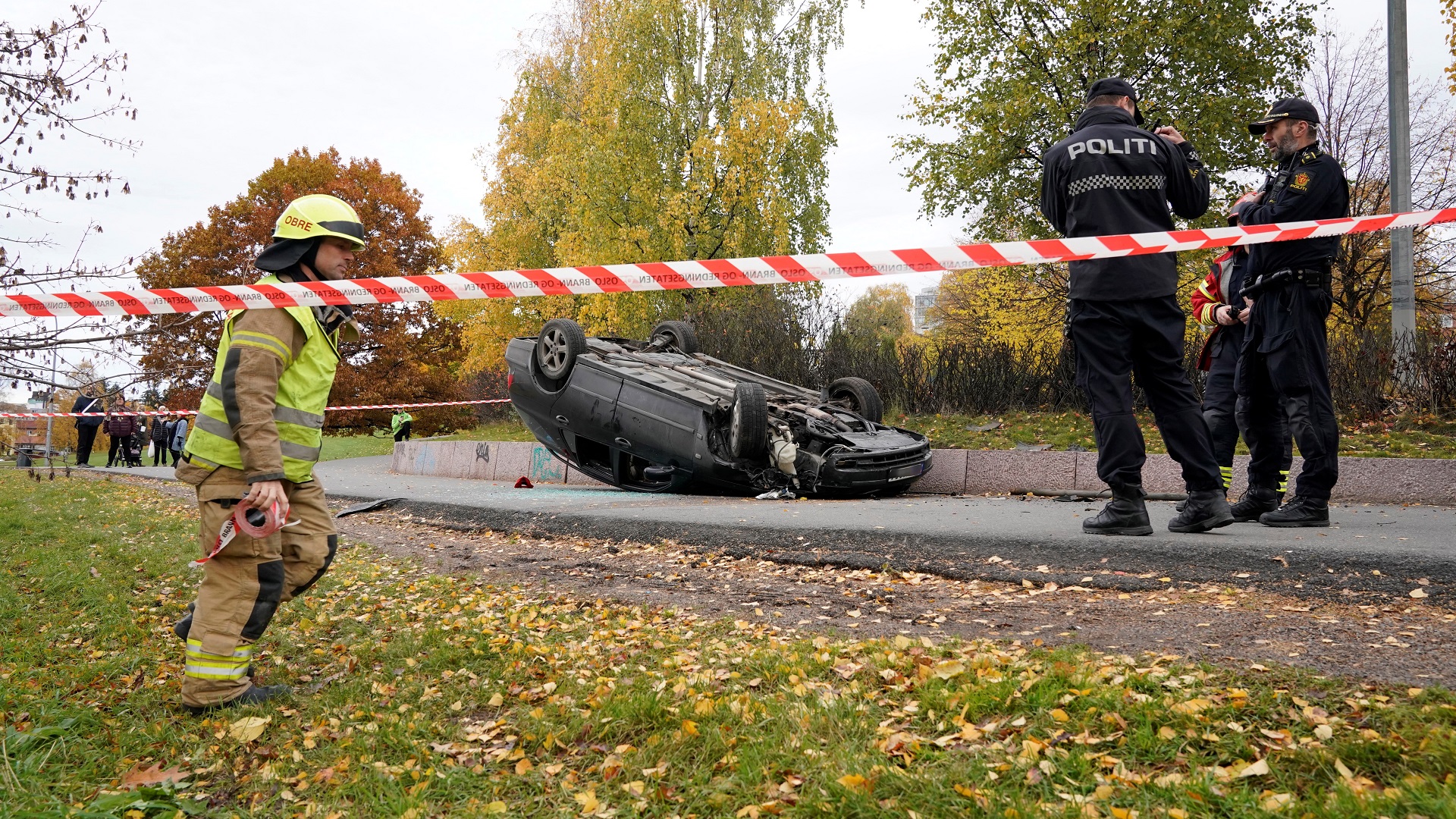 Sujeto roba ambulancia y atropella a varias personas en Noruega - auto-en-el-que-viajaba-el-ladron-de-ambulancia-en-oslo-noruega