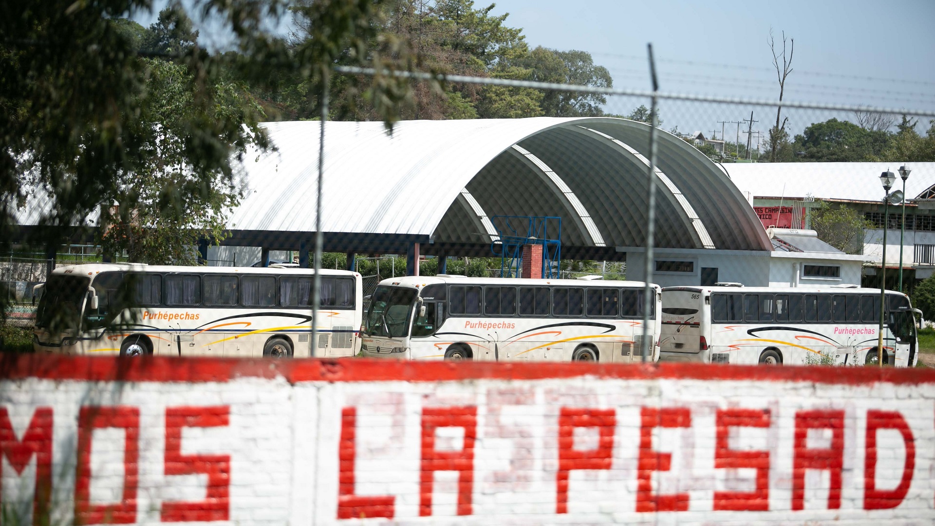 Normalistas de Michoacán retienen 24 autobuses; demandan plazas laborales