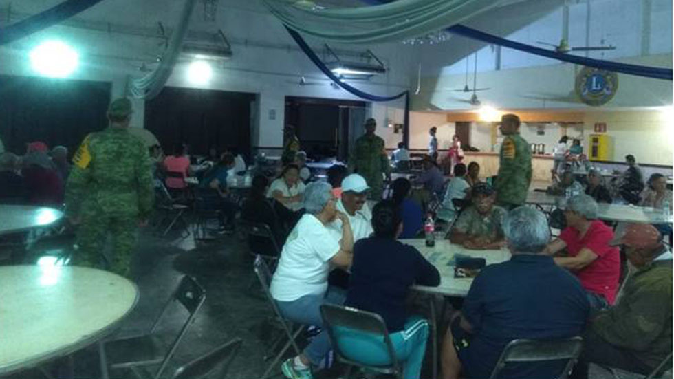 Casi mil 500 elementos de la Sedena auxilian en ocho estados por Narda - auxilio-a-poblacion-canalizada-a-un-albergue-de-sinaloa