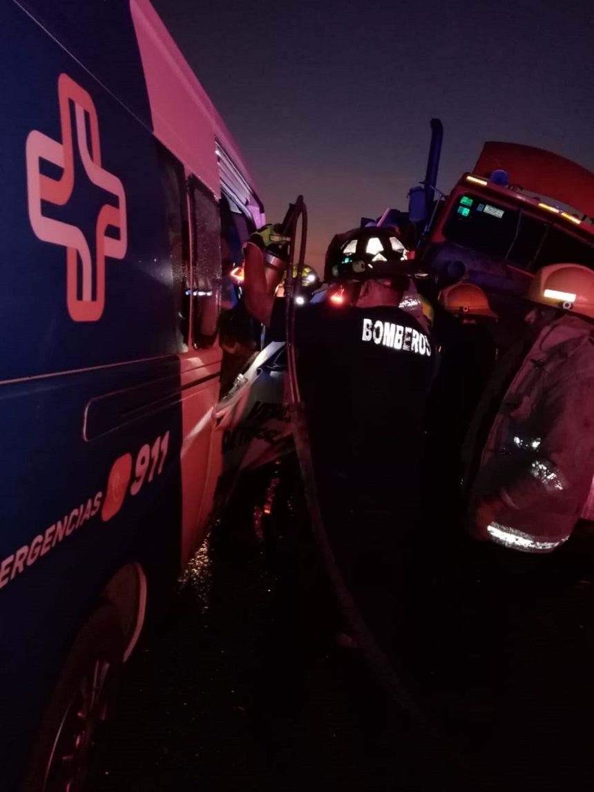 Choque de tráiler y ambulancia deja seis muertos en Yucatán - auxilio-a-victimas-que-viajaban-en-ambulancia-de-traslados