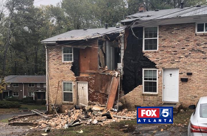 Avión pequeño se estrella en complejo de Atlanta - avion-pequeno-atlanta1