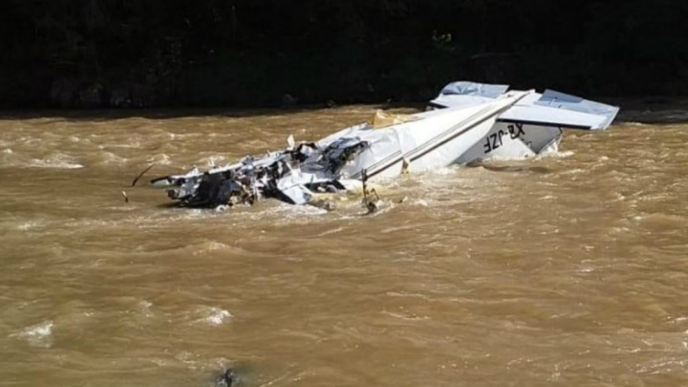 Suman seis muertos por desplome de avión pequeño en Michoacán