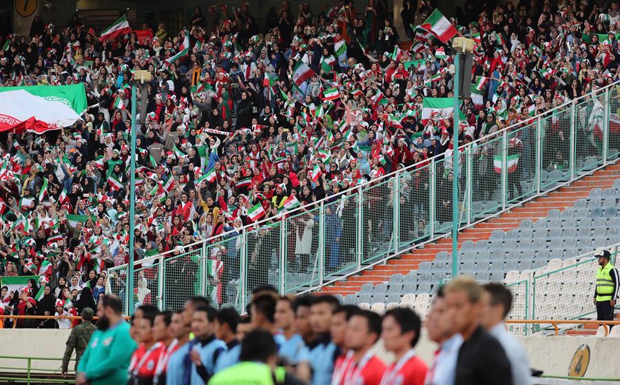 Mujeres iraníes hacen historia al entrar a estadio de futbol - b7b44c6c50c60d15b29fcdc3642daf07b2d3dc17w