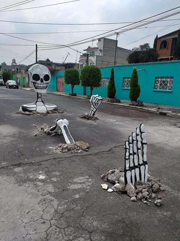 #Viral Vecinos de Tláhuac decoran calles con calaveras gigantes - baches-2