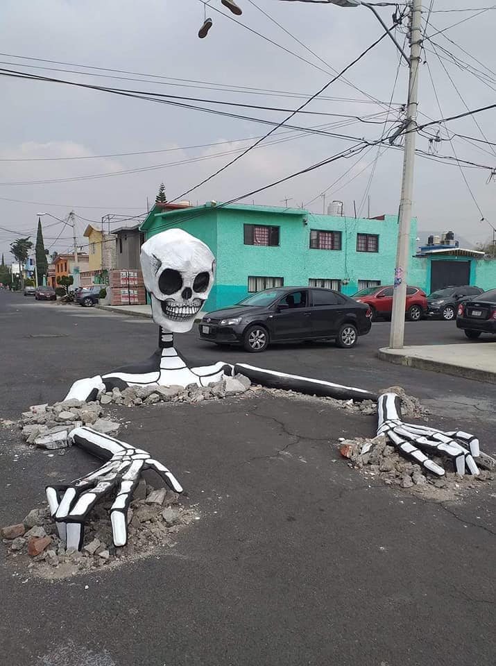 #Viral Vecinos de Tláhuac decoran calles con calaveras gigantes - baches